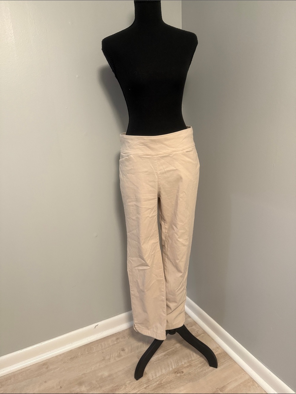Women’s Ankle-Length Cropped Pants in Light Beige
